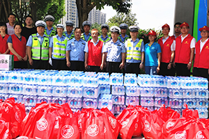 1586594242714221.jpg 汇源集团夏日送清凉活动慰问一线交警.jpg