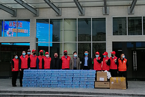 1586594687886374.jpg 2020抗击疫情-赖运宏董事长带队给市人民医院正能量山泉水等抗疫物资.jpg